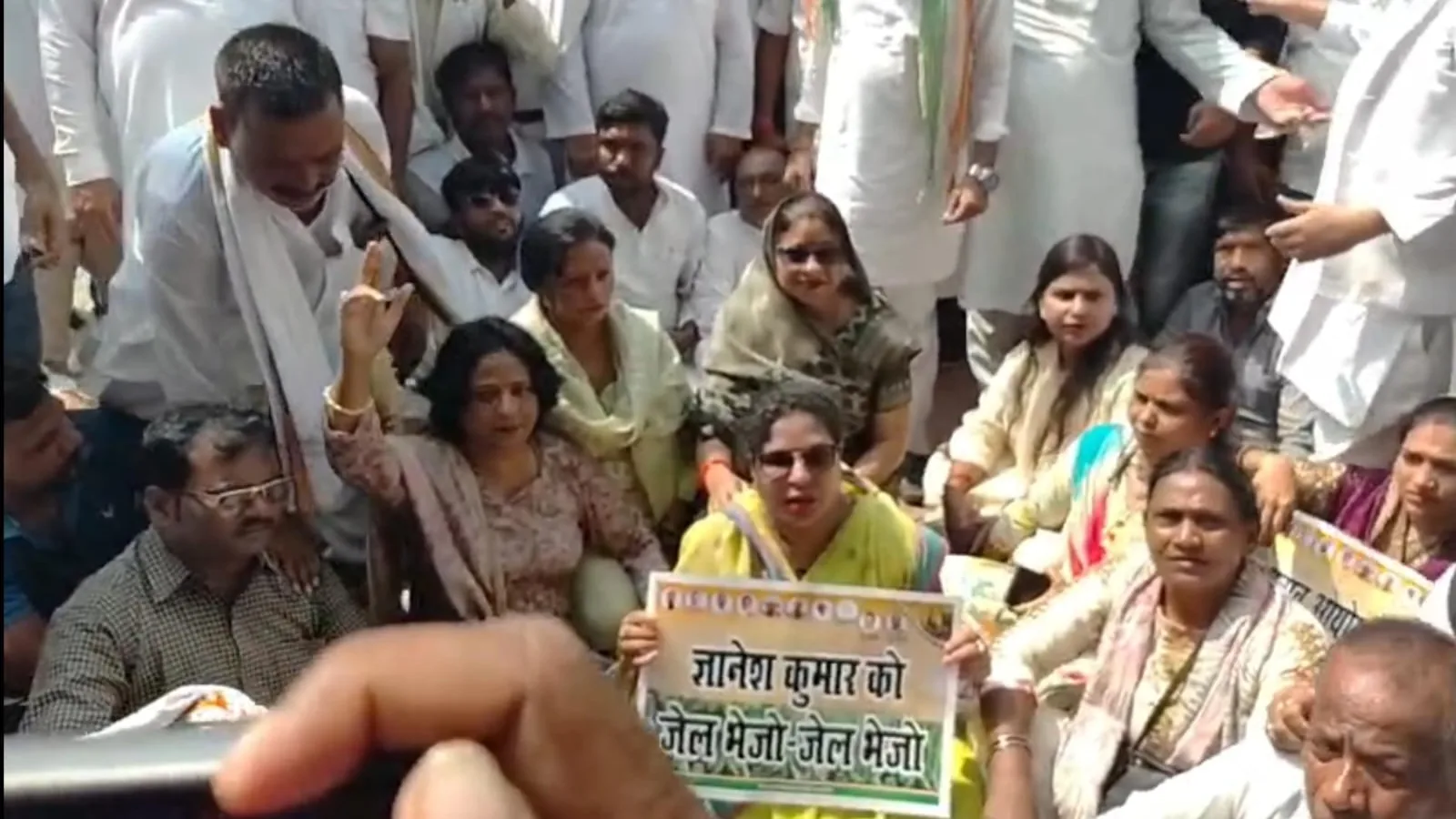 Congress Workers Protest Against CEC In Raebareli, March To Collectorate
