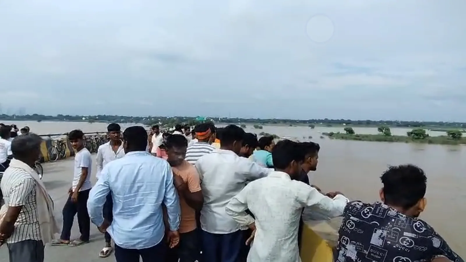 मिर्जापुर में पिता के सामने युवती ने गंगा में छलांग लगाई, तलाश जारी