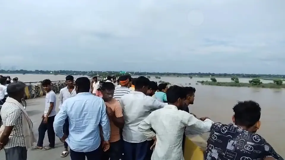 मिर्जापुर में पिता के सामने युवती ने गंगा में छलांग लगाई, तलाश जारी