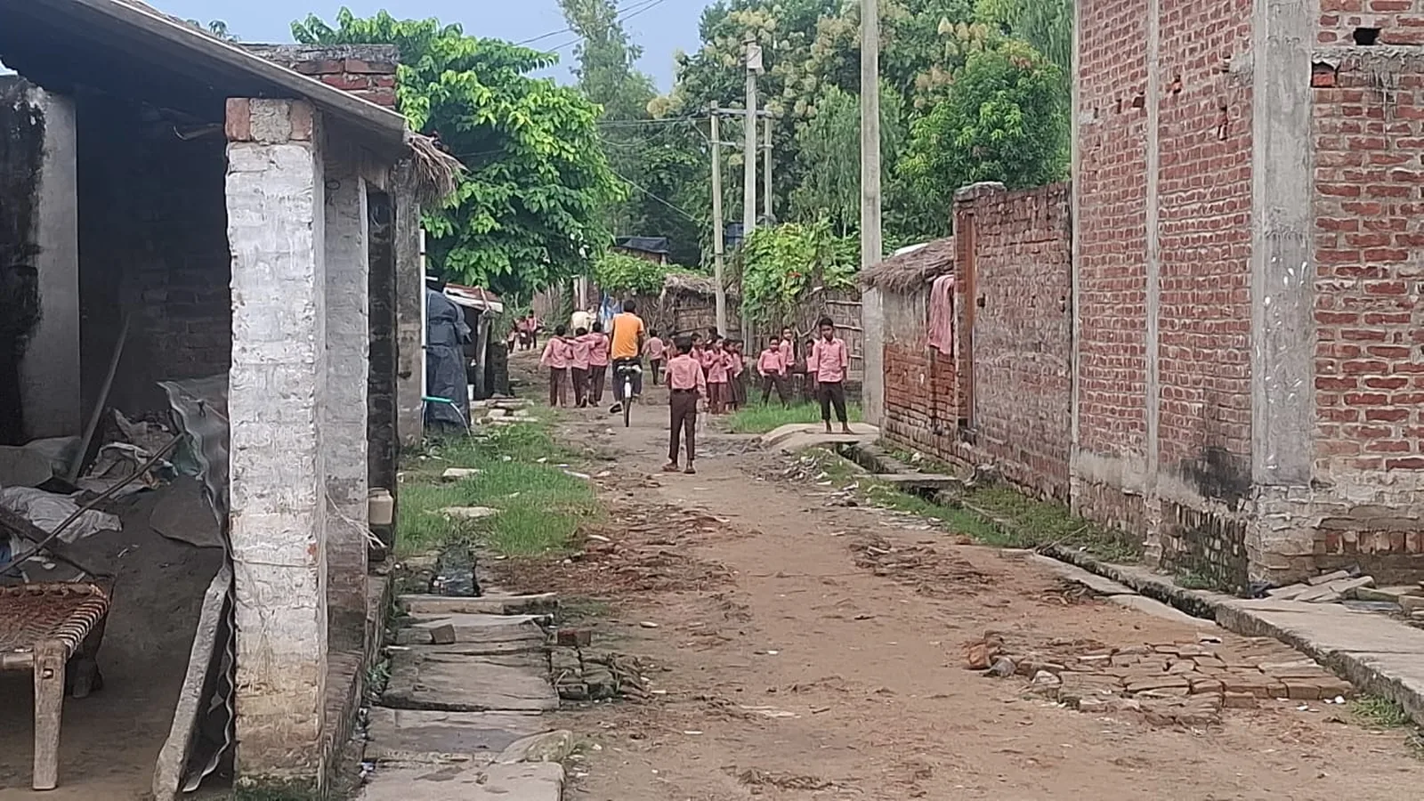 श्रावस्ती के गाँव में अधूरी सड़क से बच्चों को स्कूल जाने में खतरा
