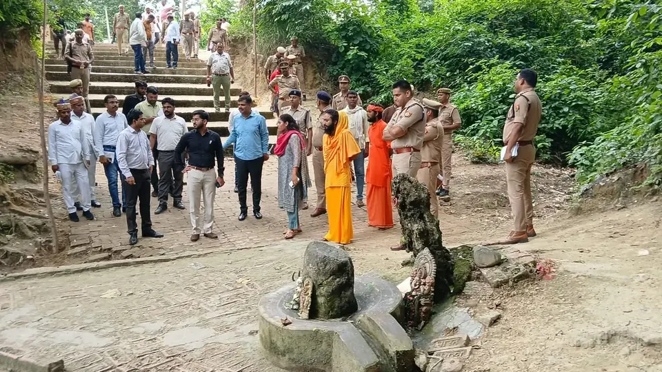 कजरी तीज और कांवड़ यात्रा के लिए जिलाधिकारी और पुलिस अधीक्षक ने मंदिर का निरीक्षण किया