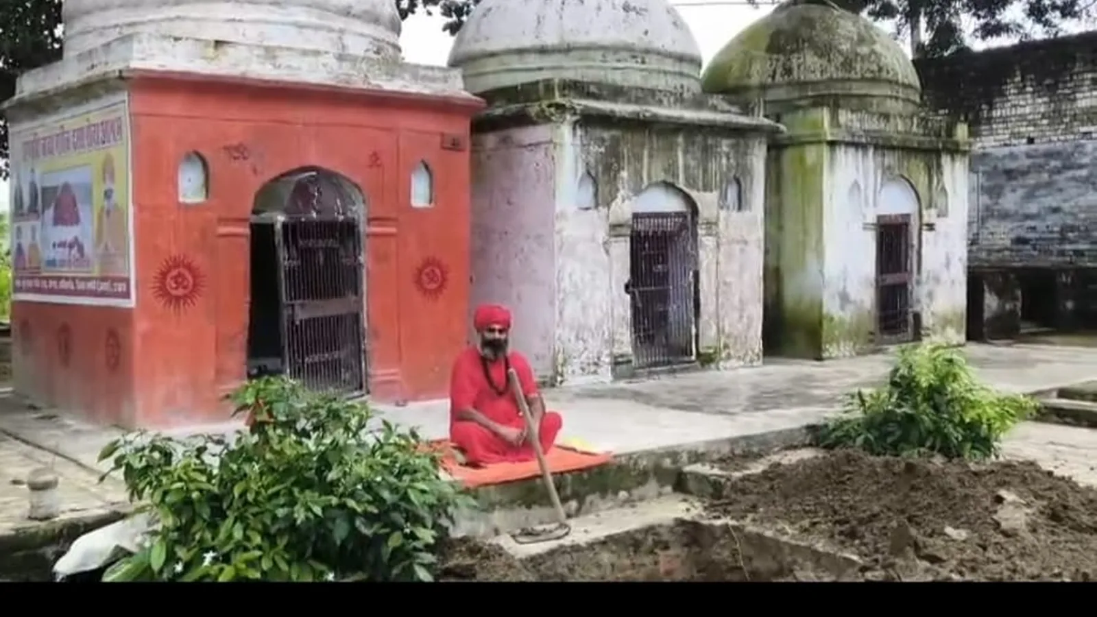 अमेठी में महंत धरने पर बैठे, न्याय न मिलने पर समाधि की चेतावनी
