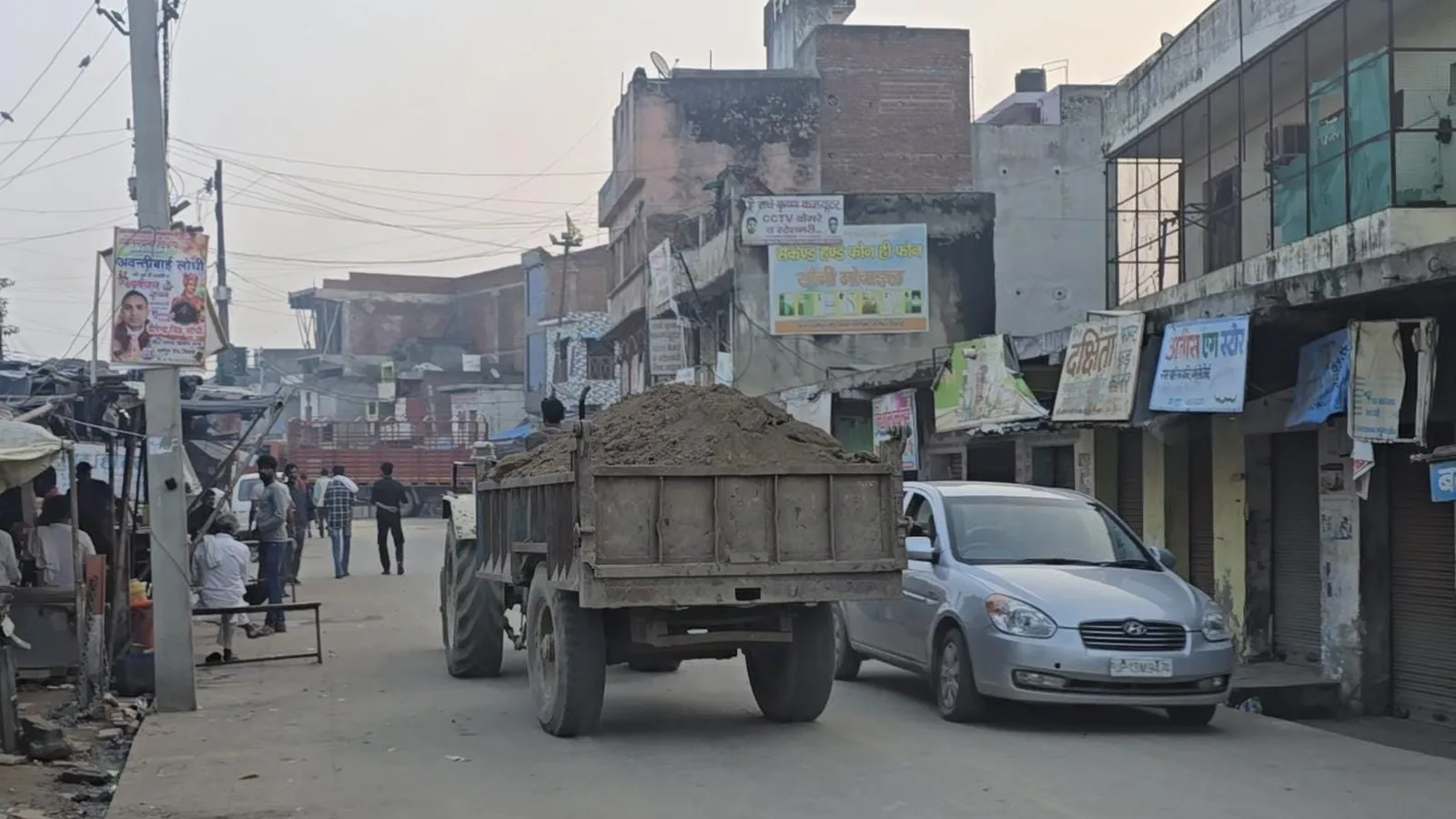 डिबाई में अवैध मिट्टी खनन से रातभर सड़कों पर ट्रैक्टरों की भीड़