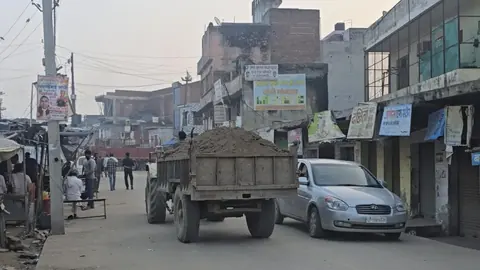 डिबाई में अवैध मिट्टी खनन से रातभर सड़कों पर ट्रैक्टरों की भीड़