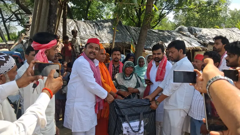 Samajwadi Party leader visits Ikona after bulldozer demolition on pond land