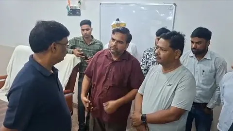 हाथरस डीएम का सादाबाद में औचक निरीक्षण, मरीजों से लिया फीडबैक