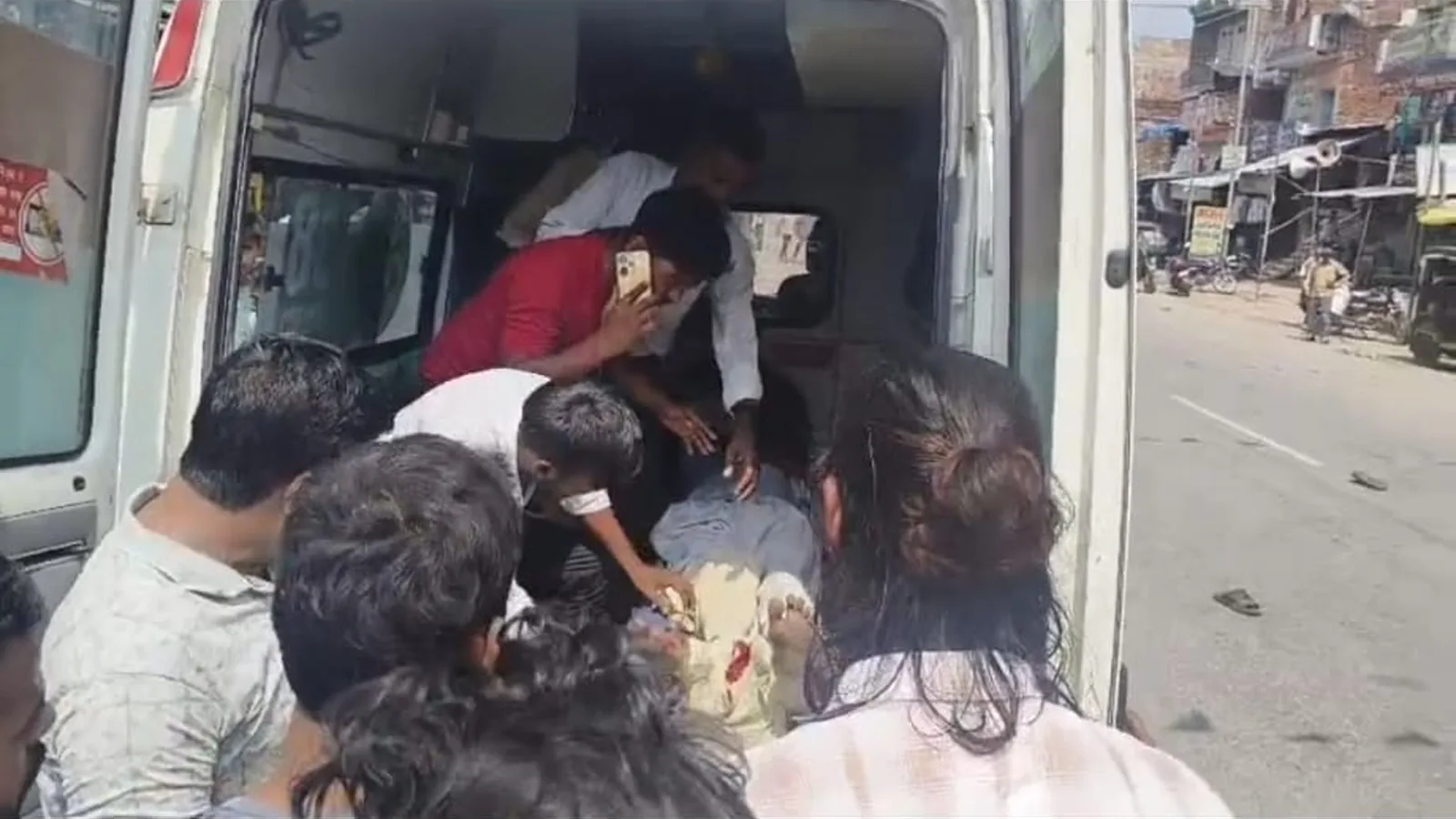 अमेठी के रामगंज बाजार में तेज रफ्तार बाइक ने बुजुर्ग को कुचला