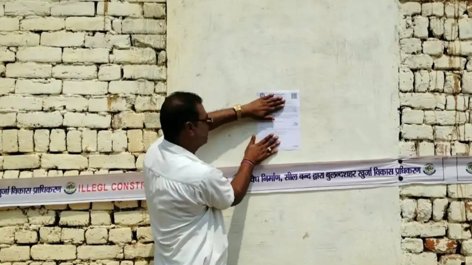 खुर्जा में विकास प्राधिकरण ने बुलडोजर चलाकर ध्वस्त कीं अवैध कॉलोनियां