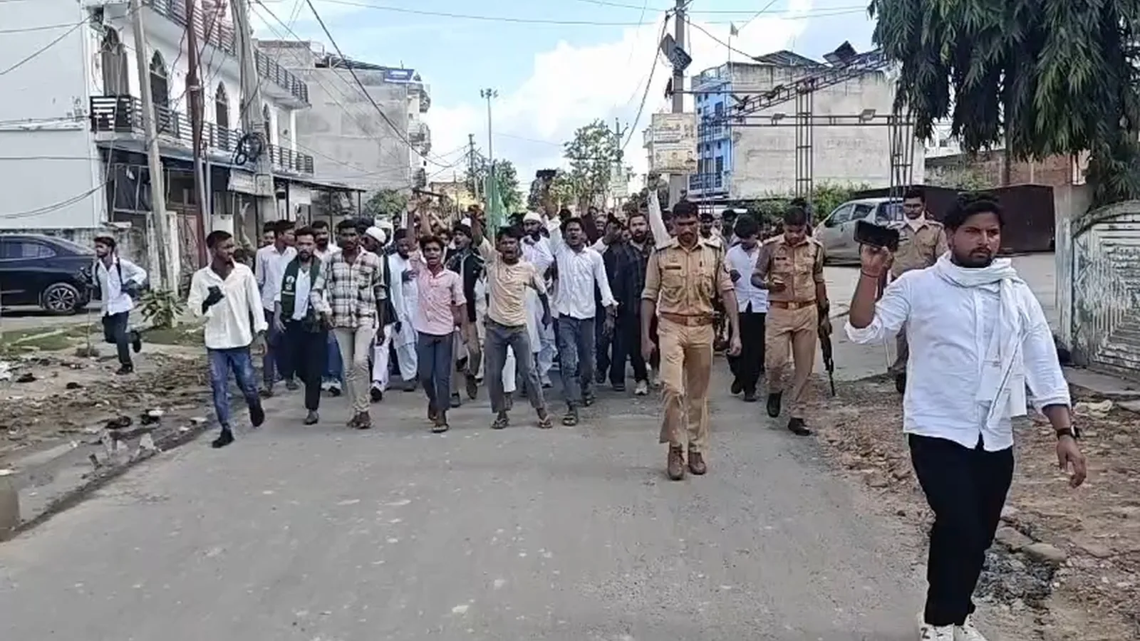 AIMIM के शक्ति प्रदर्शन पर यूपी पुलिस की कड़ी कार्रवाई