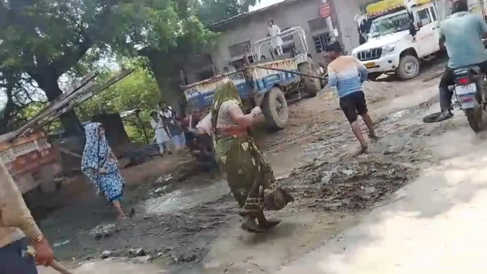 हमीरपुर में मकान निर्माण विवाद में दो पक्षों के बीच हिंसक झड़प