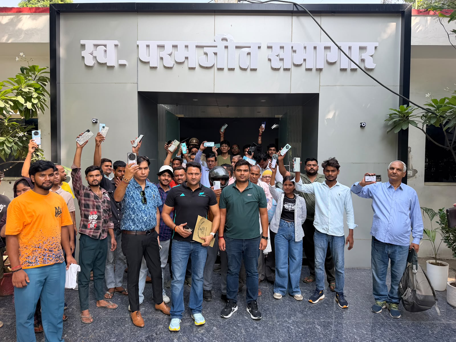 Ghaziabad Police return recovered mobile phones to their owners