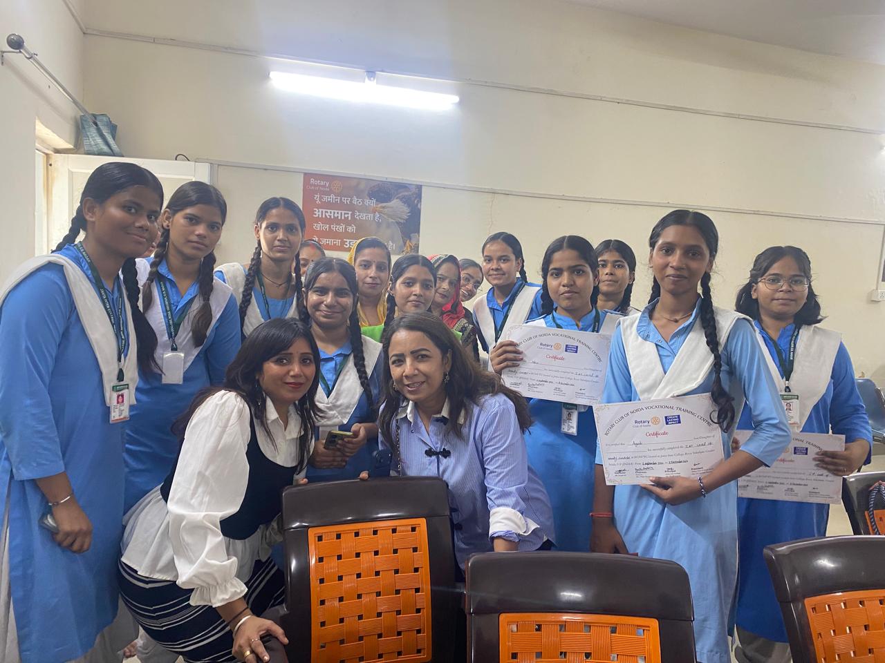 रोटरी क्लब ऑफ नोएडा के ब्यूटीशियन ट्रेनिंग कोर्स में प्रमाण पत्र प्राप्त करती प्रतिभागी