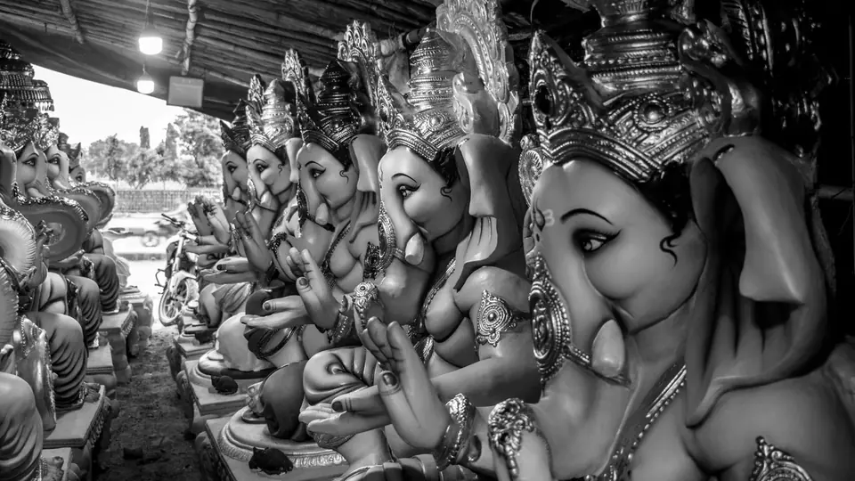 हैदराबाद में गणेश विसर्जन शुरू, चारमीनार-हुसैनसागर पर उमड़ी भीड़