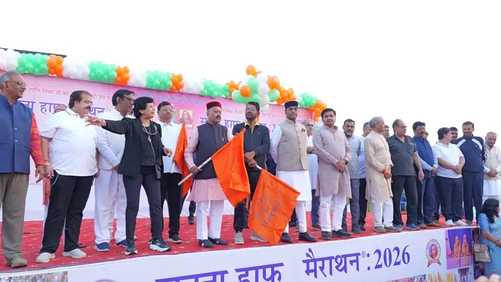 सतना हाफ मैराथन 2026 के शुभारंभ पर अतिथि केसरिया झंडी दिखाते हुए