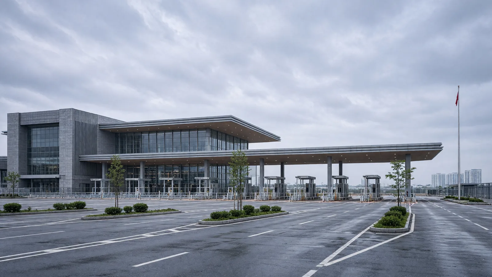 New Huanggang Port Records 79,500 Passenger Trips, 8,000 Vehicle Movements On Opening Day