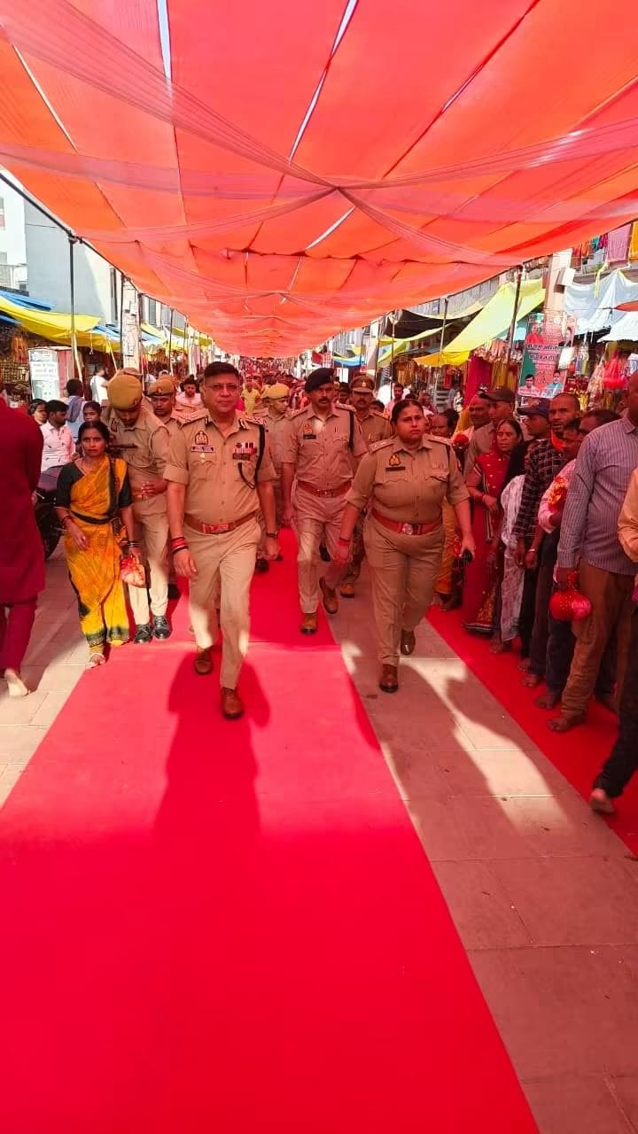विंध्याचल धाम में नवरात्रि मेले की सुरक्षा व्यवस्था का निरीक्षण करते एडीजी जोन वाराणसी नवीन अरोड़ा