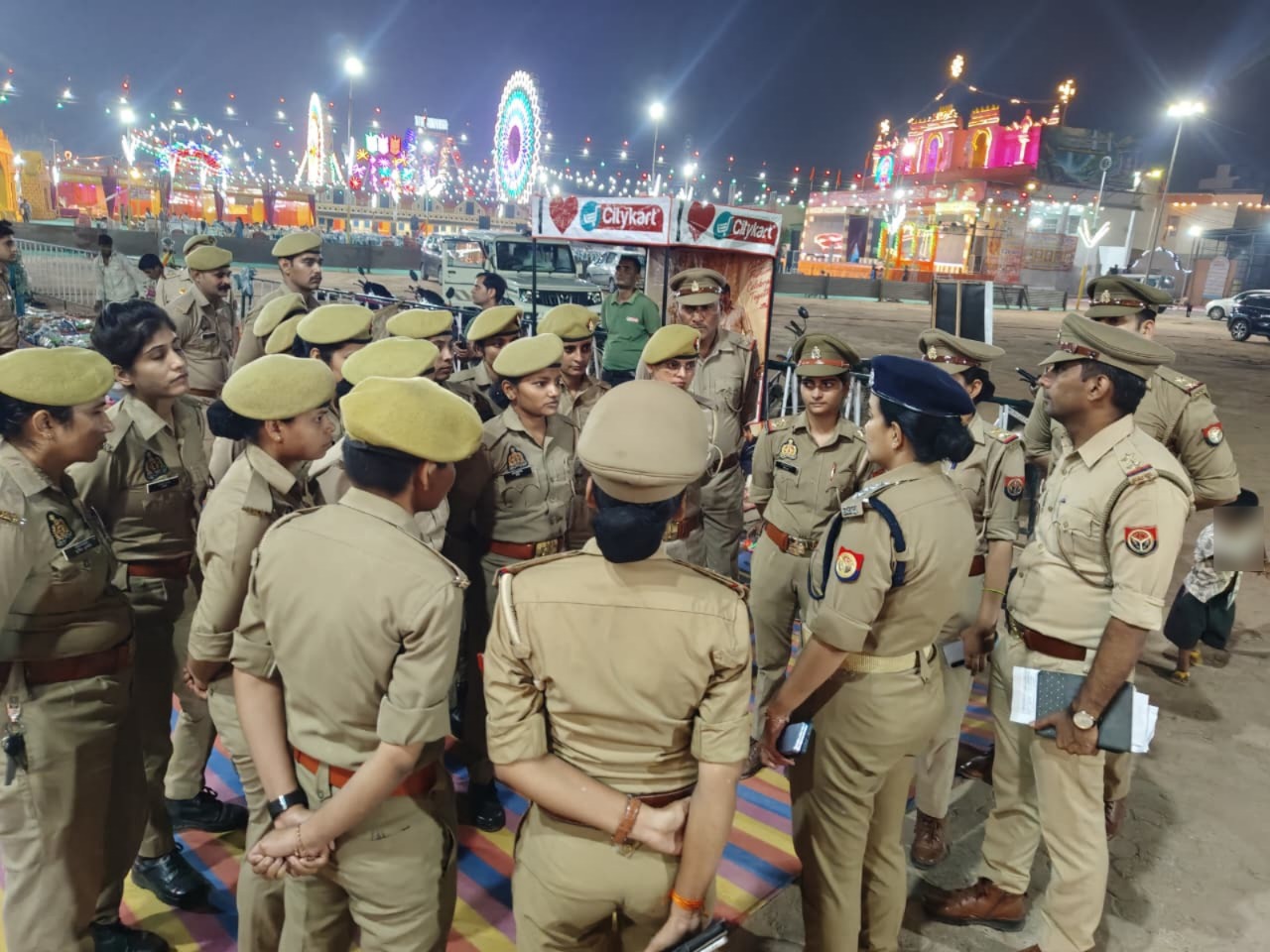 रामलीला मैदान में भीड़ प्रबंधन को लेकर पुलिसकर्मियों को निर्देश देतीं एसीपी उपासना पांडे