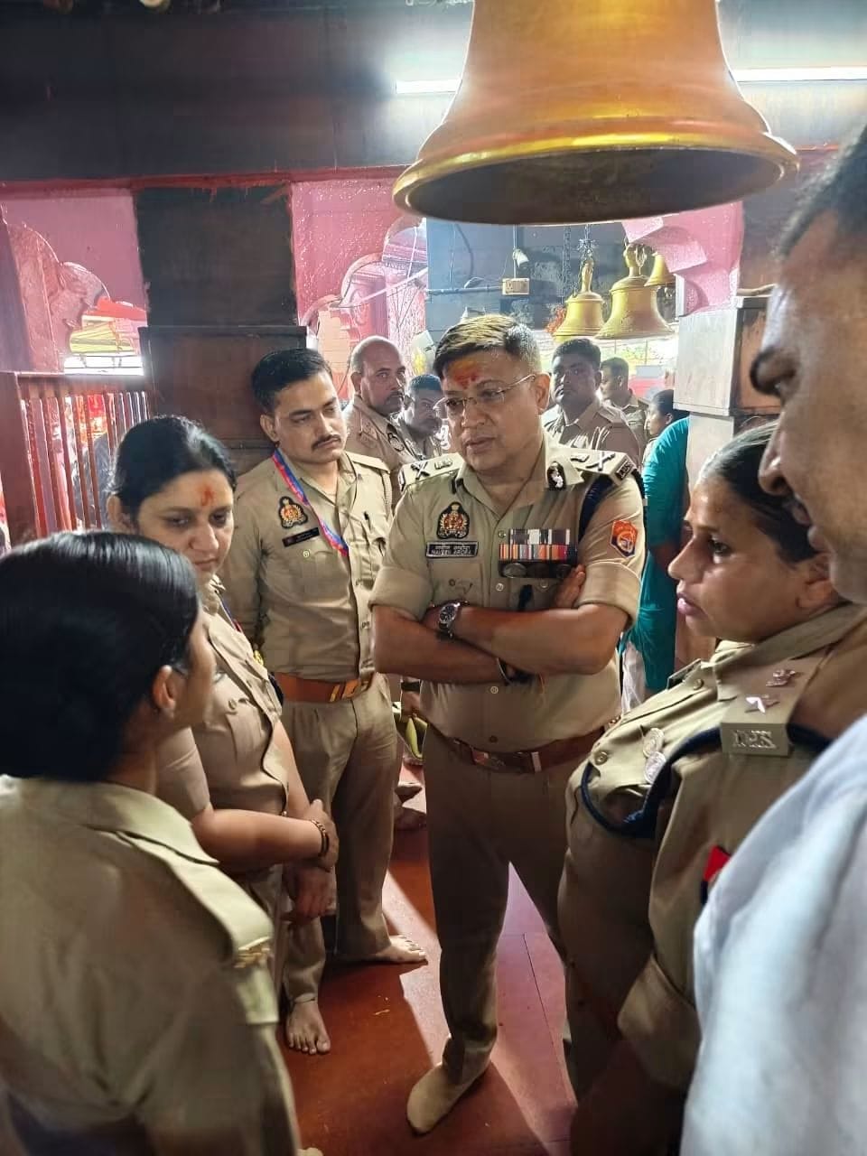 मां विंध्यवासिनी मंदिर में अधिकारियों के साथ एडीजी नवीन अरोड़ा