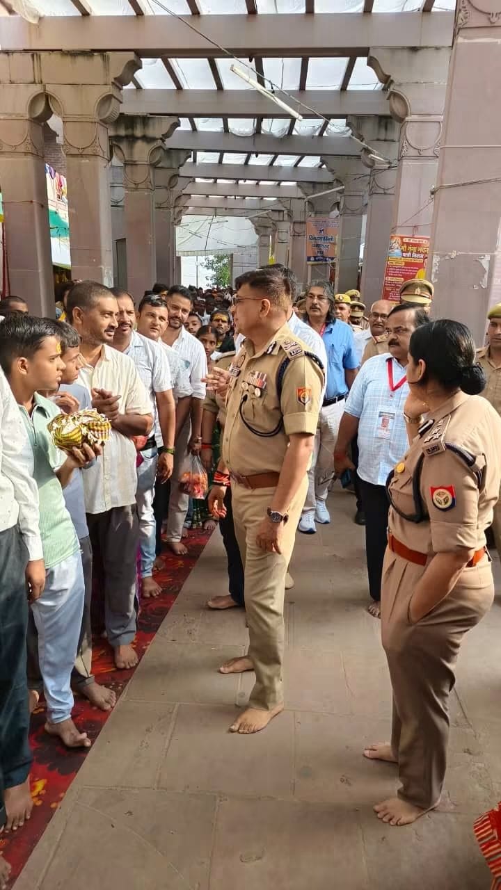 विंध्याचल धाम में श्रद्धालुओं से व्यवस्थाओं के बारे में बात करते एडीजी नवीन अरोड़ा