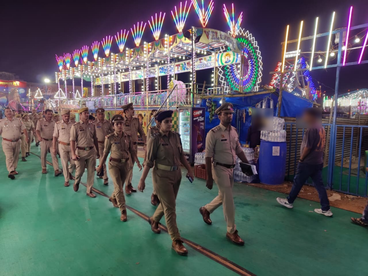 गाजियाबाद में रामलीला मैदान में एसीपी उपासना पांडे के नेतृत्व में पुलिस टीम का भ्रमण