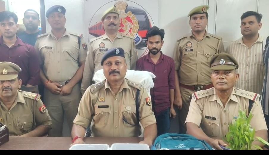 GRP Ghaziabad officials present the accused and recovered phones