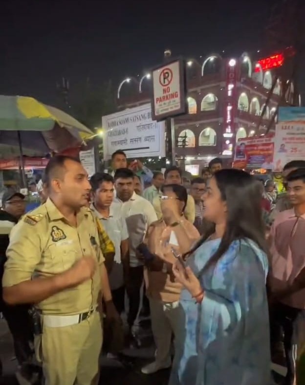 Video frame of councillor Sheetal Deol Chaudhary and traffic police near Shaheed Sthal metro station