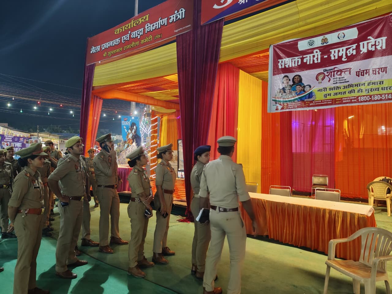 रामलीला मैदान में मिशन शक्ति हेल्प डेस्क पर पुलिस टीम