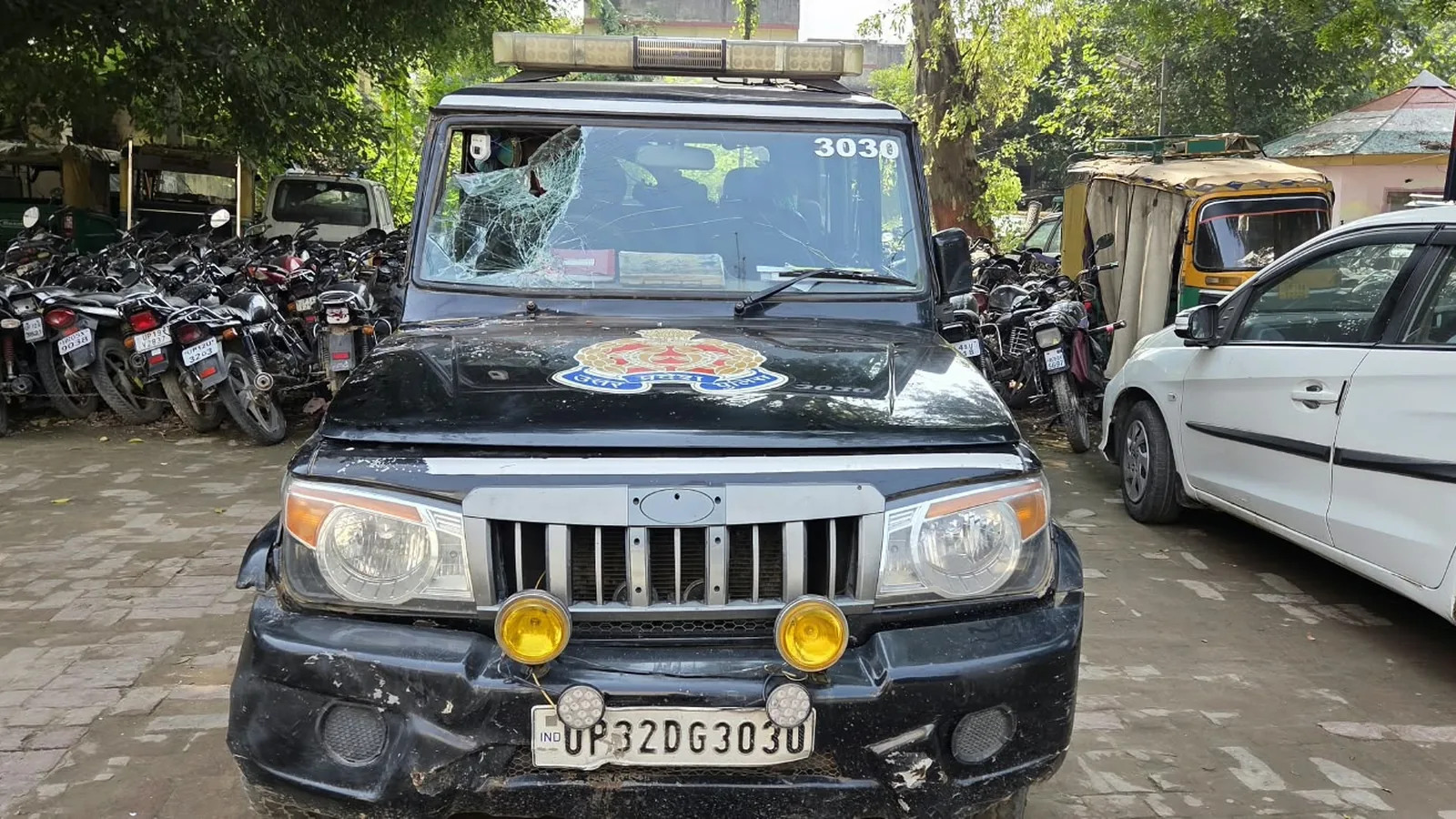 शामली में विवाद सुलझाने पहुंची डायल 112 गाड़ी पर पथराव, चालक घायल
