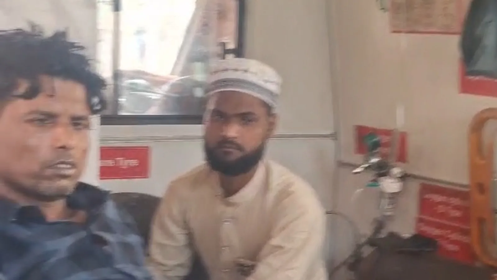 आगरा-अलीगढ़ हाईवे-93 पर ऑटो पलटा, पति-पत्नी घायल; पत्नी रेफर