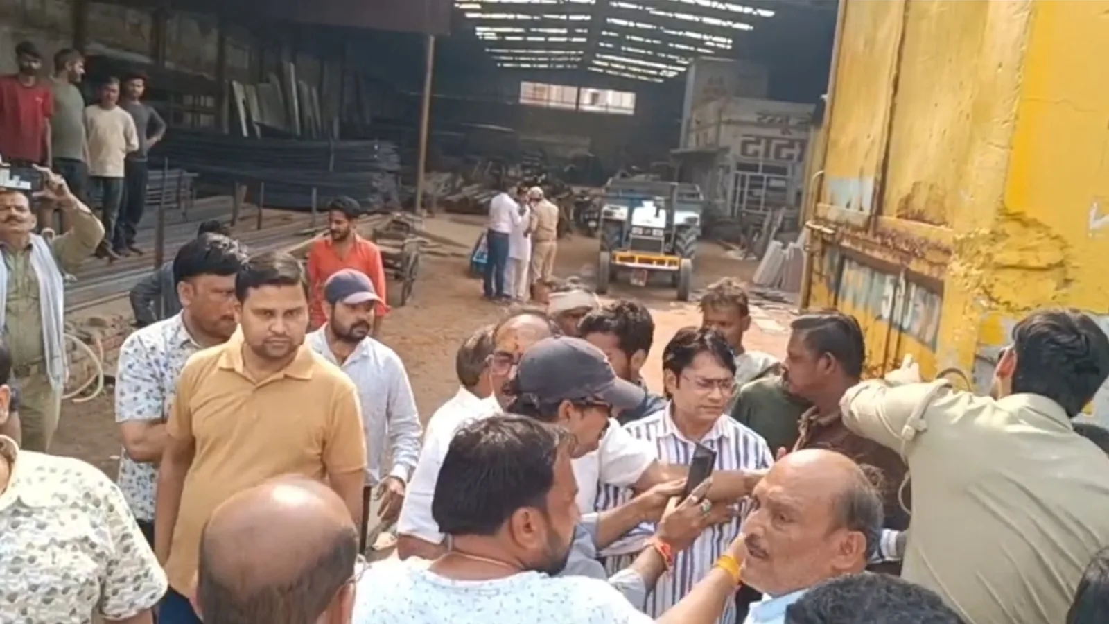 हाथरस में जीएसटी छापे के दौरान हंगामा, व्यापारी पक्ष से तीखी झड़प