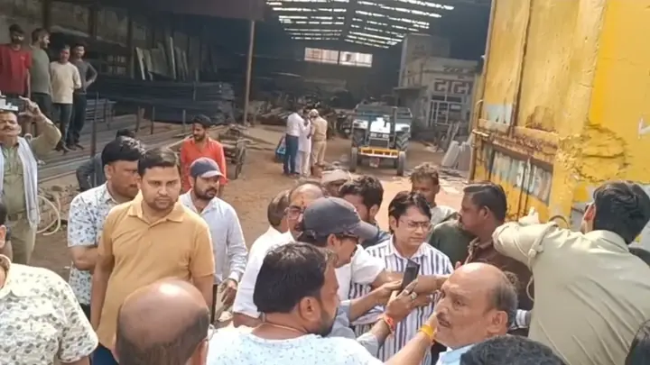 Clash Erupts During Central GST Raid at Iron Trader’s Establishment in Hathras