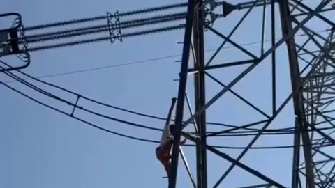शराब के नशे में हाईटेंशन खंभे पर चढ़ा व्यक्ति, समझाने पर सुरक्षित उतरा