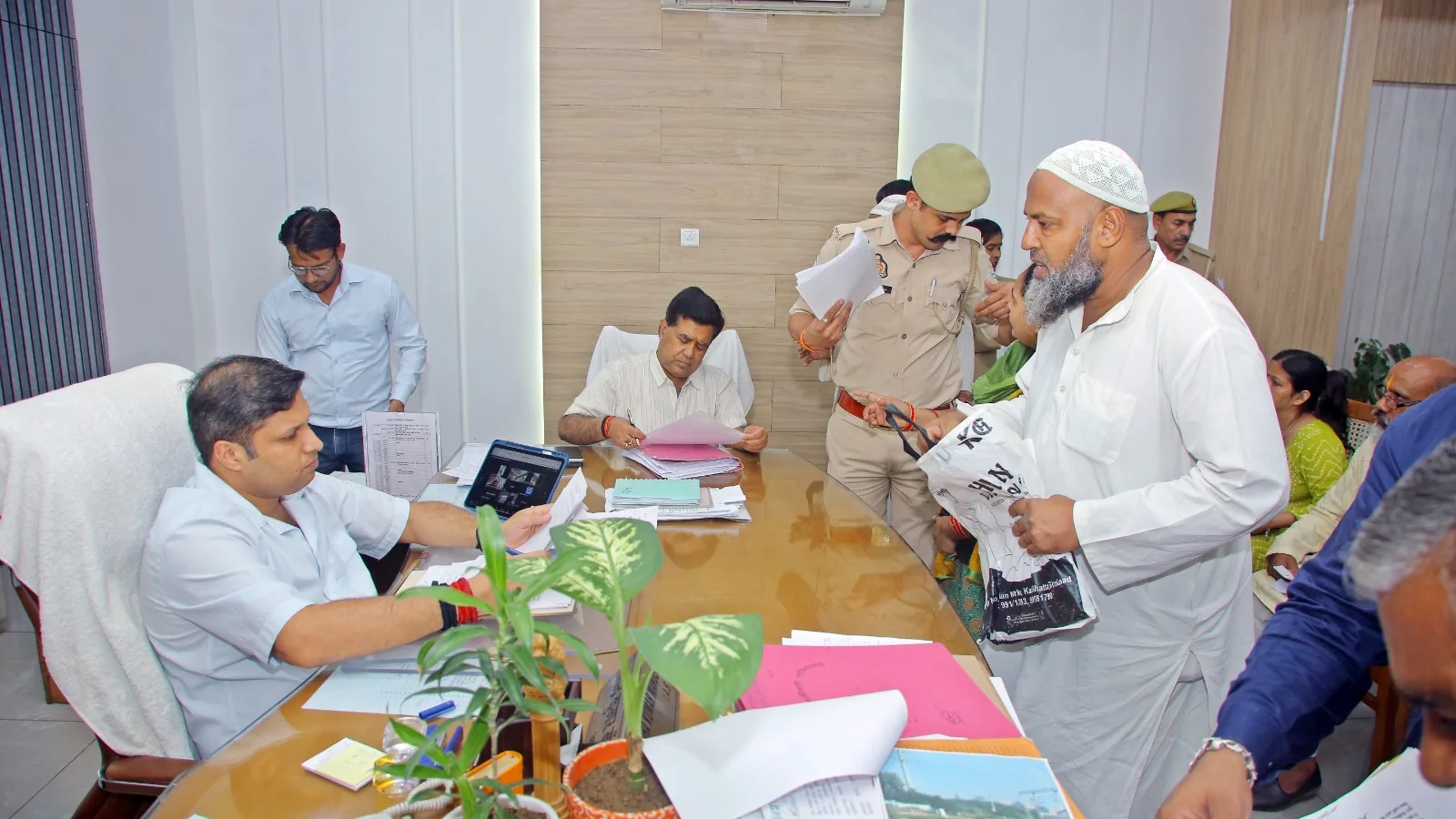 गाजियाबाद डीएम ने सुनीं शिकायतें, समय पर समाधान के निर्देश