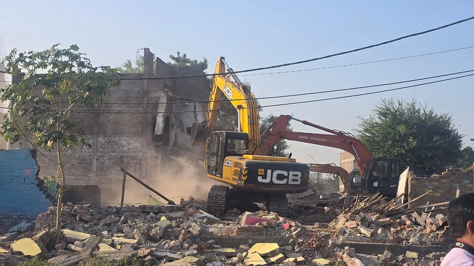 इंदौर में आरई-2 रोड के लिए 130 मकान हटाने की कार्रवाई जारी