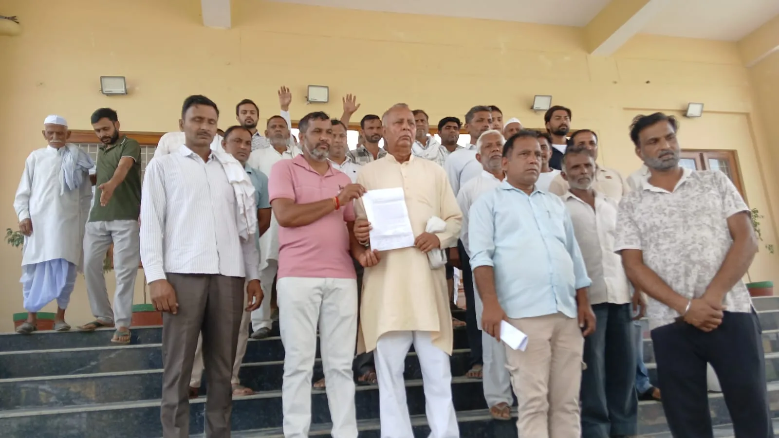 जगनपुर में सड़क के ढाल पर विवाद, ग्रामीणों ने डीएम से लगाई गुहार