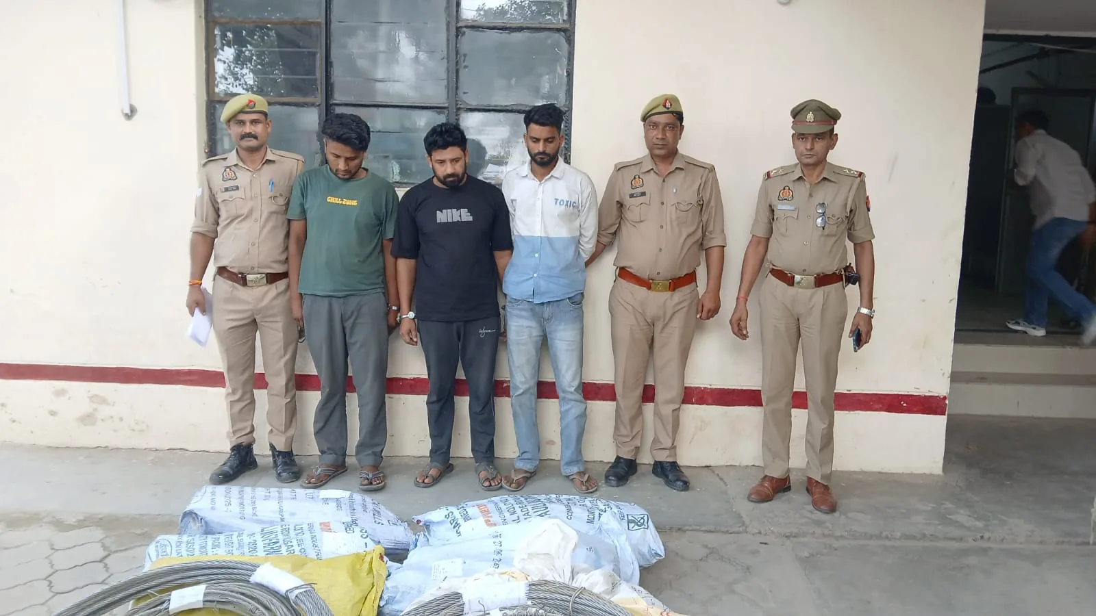 शामली में बिजली तार चोरी के आरोप में तीन गिरफ्तार