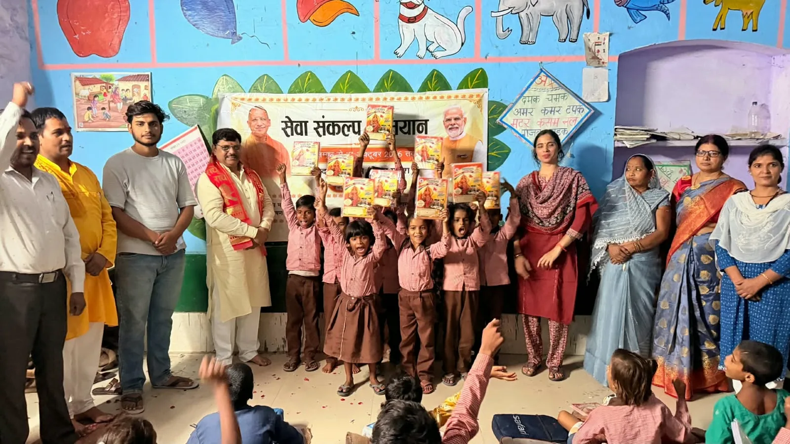 हाथरस में पूर्व पालिकाध्यक्ष आशीष शर्मा ने छात्राओं को बांटे छाते-कॉपियां