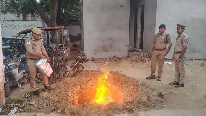 हाथरस पुलिस ने ऑपरेशन दहन में 1,630 क्वार्टर शराब नष्ट कराई