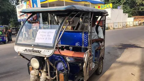 Hamirpur E-Rickshaw Drivers Offer Free Rides to PET Exam Candidates