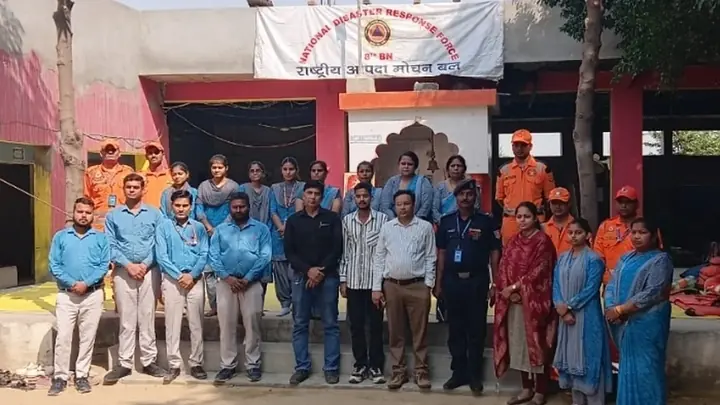 हाथरस स्कूल में 600 से ज्यादा छात्रों को एनडीआरएफ की ट्रेनिंग