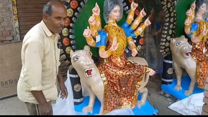 Amethi Sculptors Race to Complete Durga Idols Ahead of Navratri