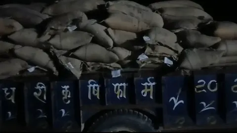 हाथरस में सरकारी चावल के 200 बोरे बरामद, ट्रैक्टर चालक फरार