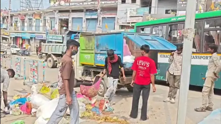 Ghumarwin Sanitation Workers Dump Garbage At Gandhi Chowk Over Alleged Assault