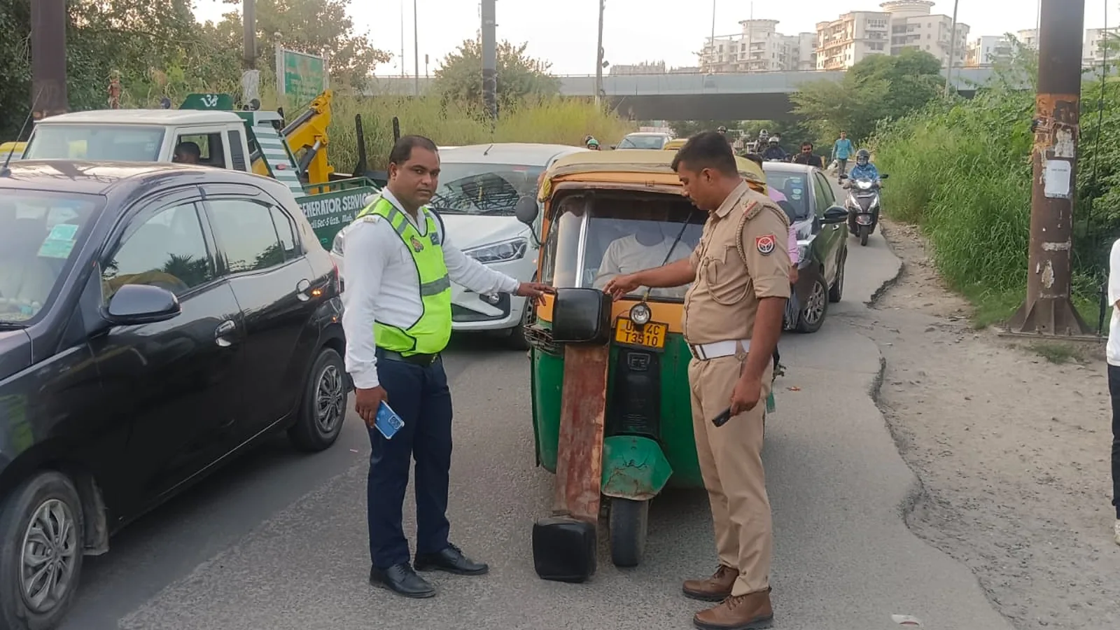 टीएसआई सावेद खान ने वैशाली पुल पर ऑटो ड्राइवरों और पॉल्यूशन वाली गाड़ियों के खिलाफ सख्त कार्रवाई की है
