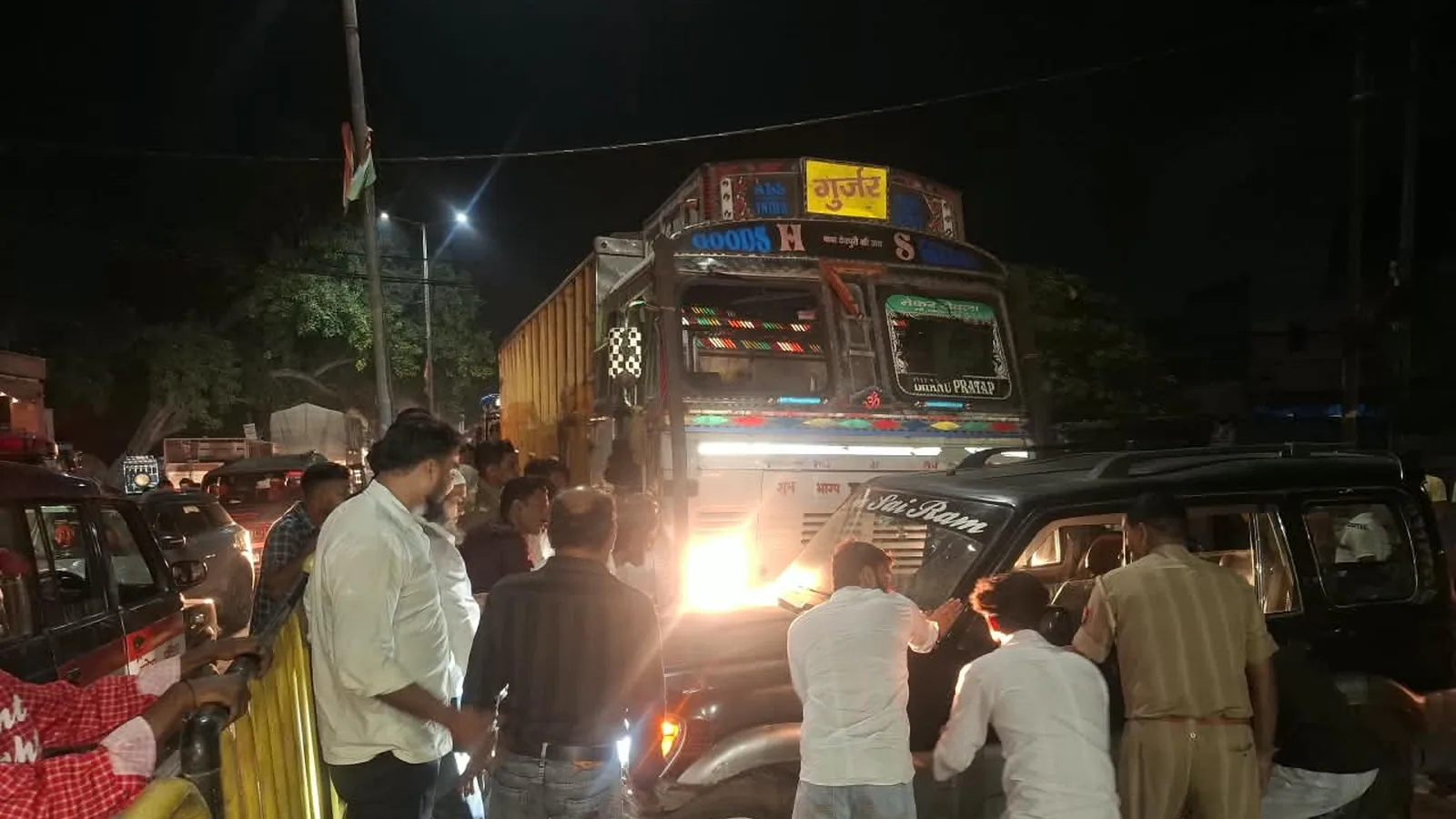 सासनी में तेज रफ्तार ट्रक ने कार को मारी टक्कर, परिवार सुरक्षित