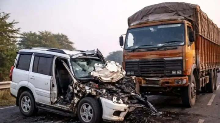 मधुबनी में गड्ढे में जाने के बाद बोलेरो पलटी, पुलिस चालक की मौत