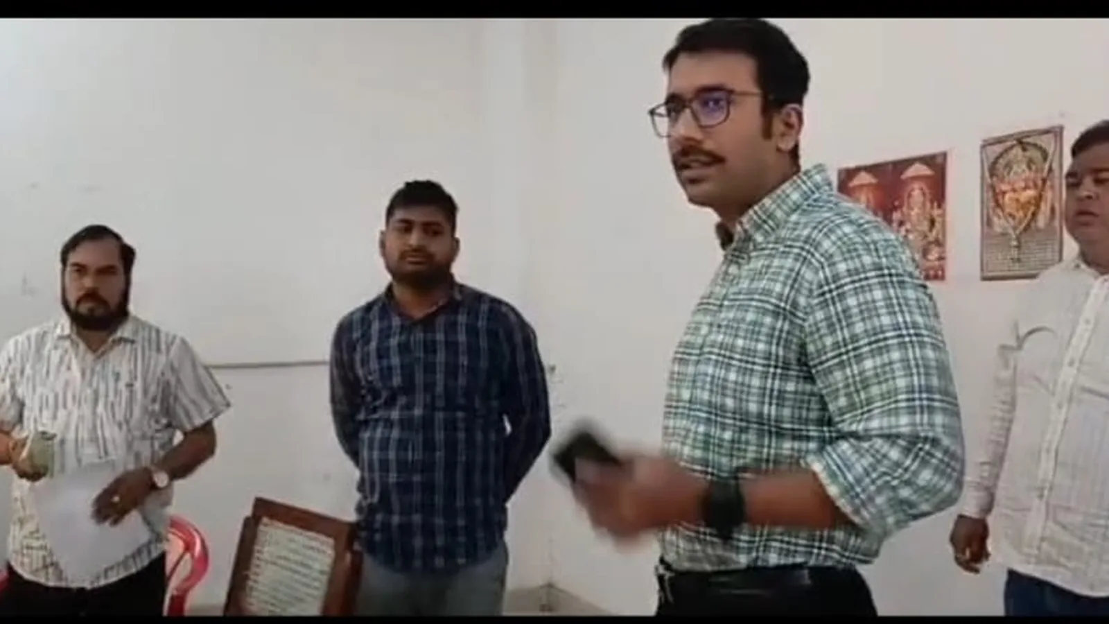 अमेठी: लाइसेंस फाइलों में खामियां, डीएम ने वरिष्ठ सहायक को फटकारा