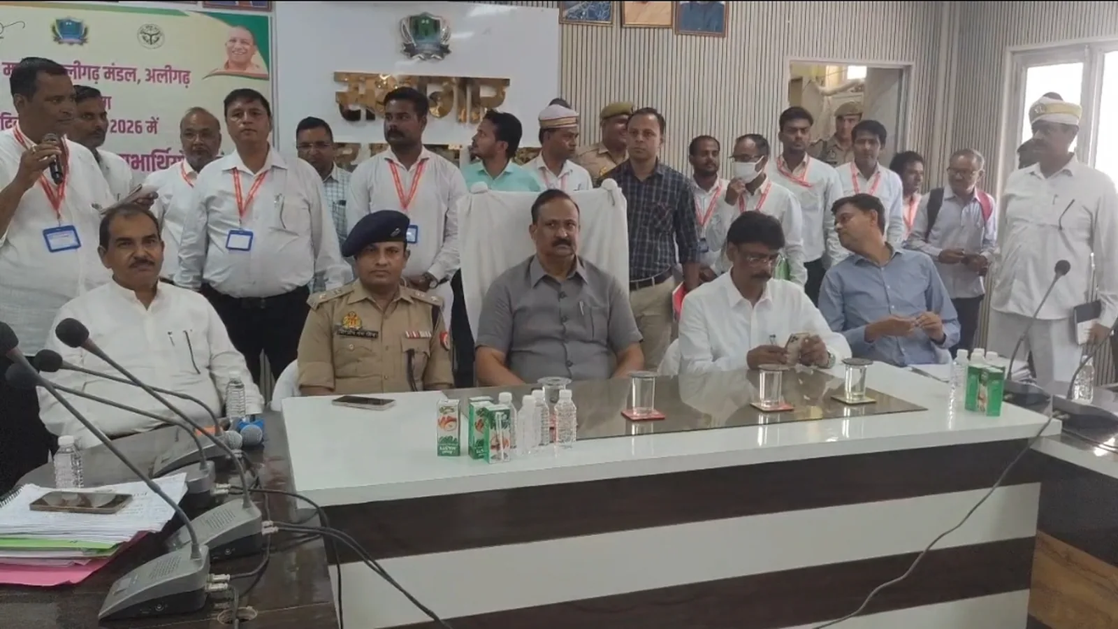 Aligarh Divisional Commissioner Inspects Hathras Civic Facilities, Reviews Welfare Schemes
