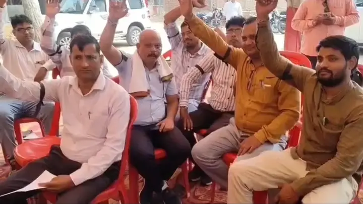 UP Lekhpals Protest in Hathras, Seek Permission for Blood Donation Camp