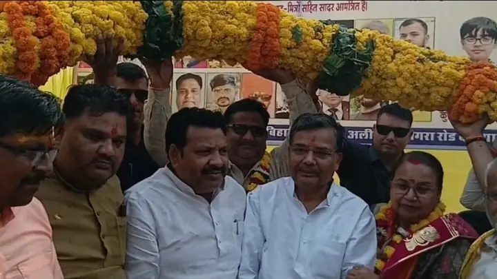UP Minister Jaiveer Singh Offers Prayers at Newly Built Hathras Temple